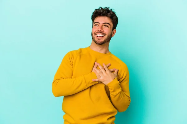 Joven Hombre Caucásico Aislado Sobre Fondo Azul Riendo Manteniendo Las — Foto de Stock