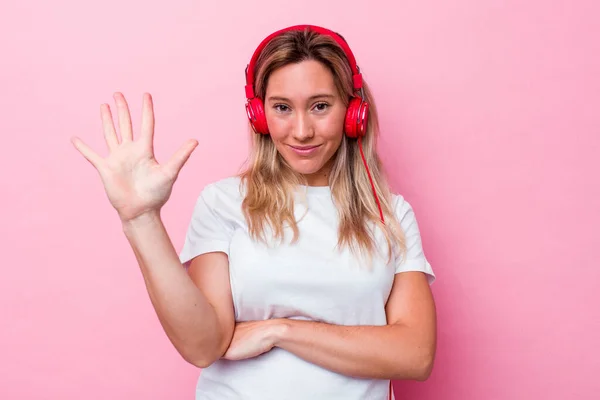 Νεαρή Αυστραλή Γυναίκα Που Ακούει Μουσική Απομονωμένη Ροζ Φόντο Χαμογελώντας — Φωτογραφία Αρχείου