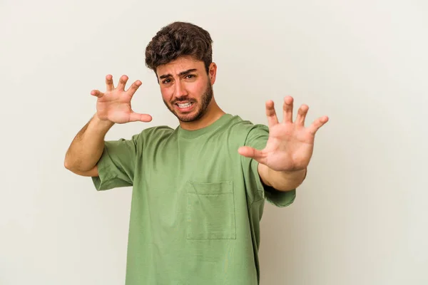 Νεαρός Καυκάσιος Άνδρας Απομονωμένος Λευκό Φόντο Αναστατωμένος Ουρλιάζοντας Τεταμένα Χέρια — Φωτογραφία Αρχείου