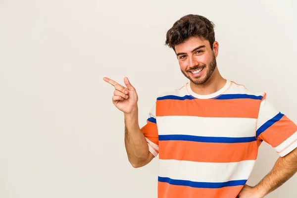 Jovem Caucasiano Isolado Fundo Branco Sorrindo Alegremente Apontando Com Dedo — Fotografia de Stock