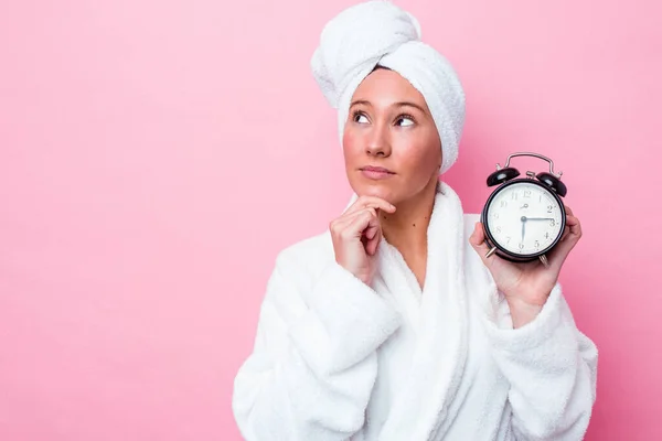 Joven Mujer Australiana Saliendo Ducha Tarde Aislada Sobre Fondo Rosa —  Fotos de Stock