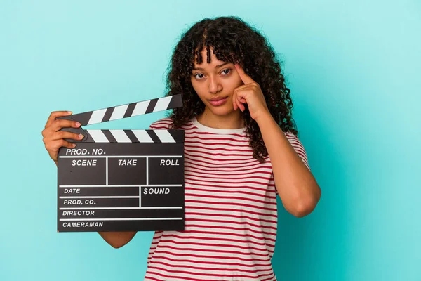 Jonge Gemengde Ras Vrouw Met Een Klapbord Geïsoleerd Blauwe Achtergrond — Stockfoto