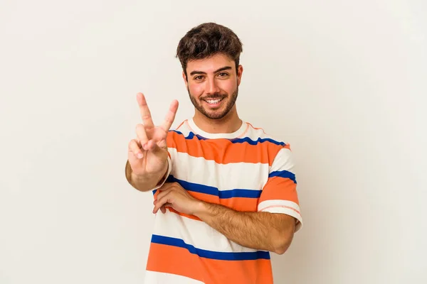 Jovem Caucasiano Isolado Fundo Branco Mostrando Sinal Vitória Sorrindo Amplamente — Fotografia de Stock