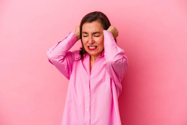 Mujer Caucásica Mediana Edad Aislada Sobre Fondo Rosa Que Cubre —  Fotos de Stock