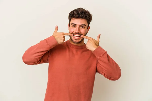 Giovane Uomo Caucasico Isolato Sfondo Bianco Sorride Puntando Dito Verso — Foto Stock