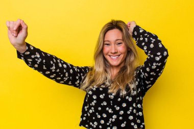 Genç Avustralyalı kadın yalnız dans ediyor ve eğleniyor..