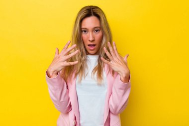 Avustralyalı genç bir kadın izole edilmiş. 10 numarayı elleriyle gösteriyor..