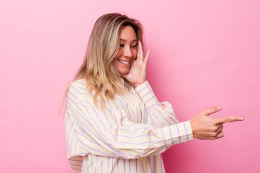 Avustralyalı genç bir kadın, bir dedikodu söyleyerek, bir şeyleri bildirerek kendini soyutladı..