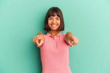 Genç melez kadın, mavi neşe saçan gülümsemelerle izole edilmiş..