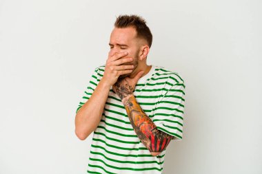 Beyaz arka planda izole edilmiş genç dövmeli beyaz adam virüs veya enfeksiyon yüzünden boğazında ağrı hissediyor..