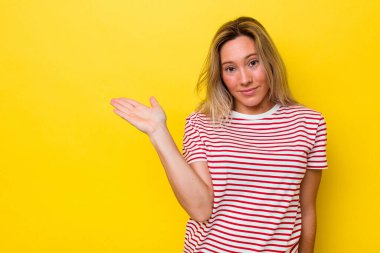 Avustralyalı genç bir kadın avucunun içinde fotokopi odası gösteriyor ve belinde bir el daha tutuyor..