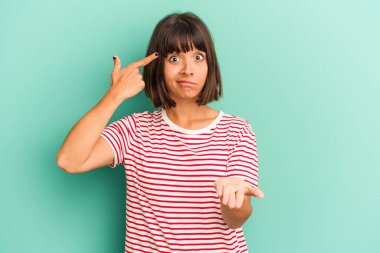 Genç melez kadın mavi gözaltında izole edilmiş ve elinde bir ürün var..