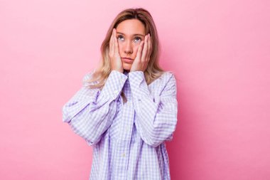 Genç Avustralyalı kadın yalnız başına sızlanıyor ve ağlıyordu..