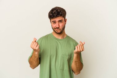 Beyaz arka planda izole genç beyaz adam onun hiç parası olmadığını gösteriyor.