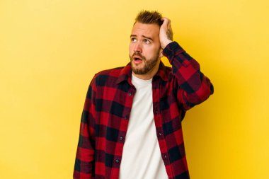 Sarı arka planda izole edilmiş genç dövmeli beyaz adam şok geçiriyordu, önemli bir buluşmayı hatırladı..