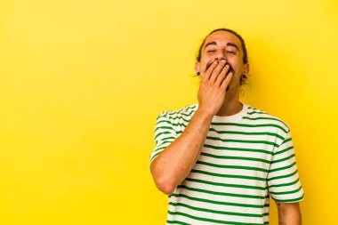 Sarı arka planda izole edilmiş uzun saçlı, mutlu, kaygısız, doğal duyguları olan genç beyaz bir adam..