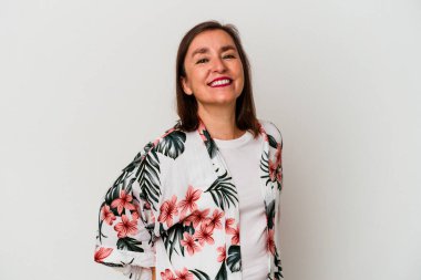 Beyaz arka planda izole edilmiş orta yaşlı beyaz kadın mutlu, güler yüzlü ve neşeli..