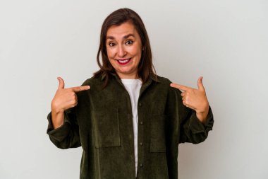 Beyaz arka planda izole edilmiş orta yaşlı beyaz kadın parmakları aşağıda, pozitif duygu..