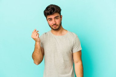 Kafkasyalı genç adam mavi arka planda izole edilmiş..