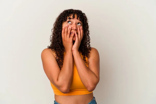 Jovem Mista Mulher Isolada Fundo Branco Choramingando Chorando Desconsoladamente — Fotografia de Stock