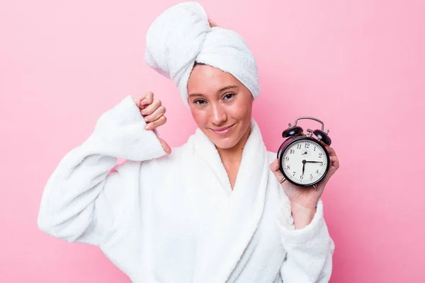 Giovane Donna Australiana Lasciando Doccia Ritardo Isolato Sfondo Rosa Sente — Foto Stock