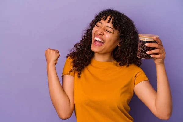 Jovem Mista Segurando Uma Garrafa Grãos Café Isolado Fundo Roxo — Fotografia de Stock