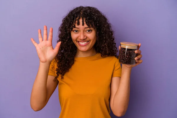 Jovem Mista Segurando Uma Garrafa Grãos Café Isolado Fundo Roxo — Fotografia de Stock