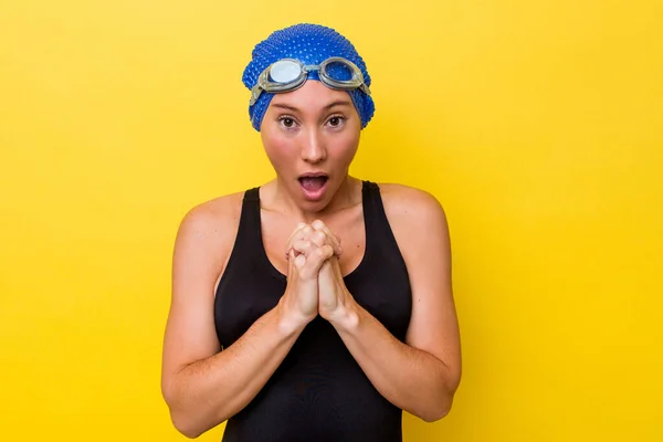 Jovem Nadadora Australiana Isolada Fundo Amarelo Rezando Por Sorte Espantada — Fotografia de Stock
