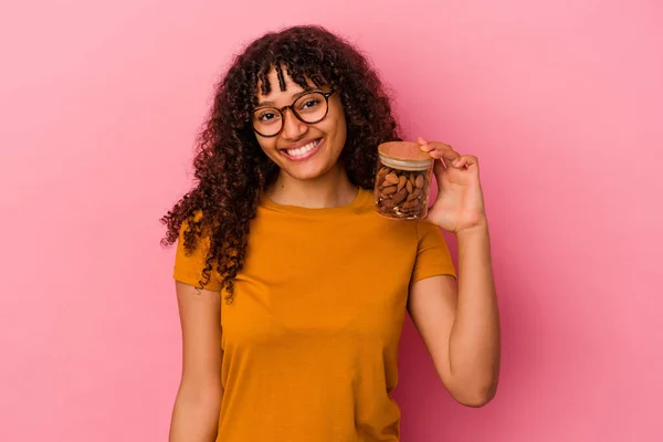 Ung Blandras Kvinna Håller Mandel Burk Isolerad Rosa Bakgrund Glad — Stockfoto