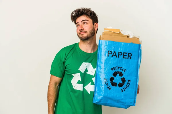 Mladý Běloch Muž Recyklace Karton Izolované Bílém Pozadí Snění Dosažení — Stock fotografie