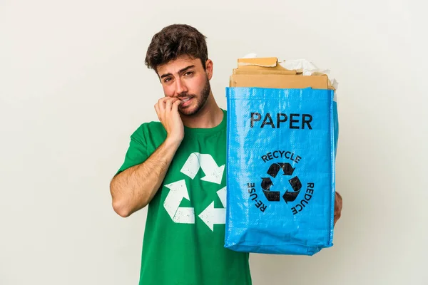 Jonge Blanke Man Recycling Karton Geïsoleerd Witte Achtergrond Bijten Nagels — Stockfoto