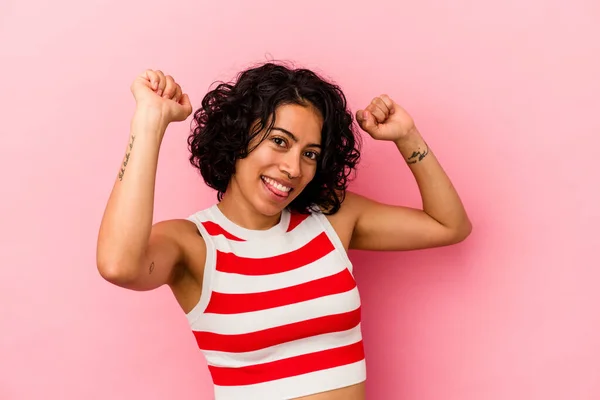 Jonge Krullende Latijn Vrouw Geïsoleerd Roze Achtergrond Vieren Een Speciale — Stockfoto