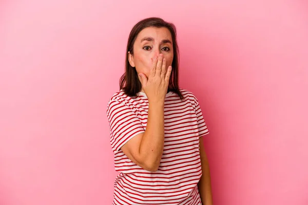 Medelålders Kaukasisk Kvinna Isolerad Rosa Bakgrund Chockad Täcker Munnen Med — Stockfoto