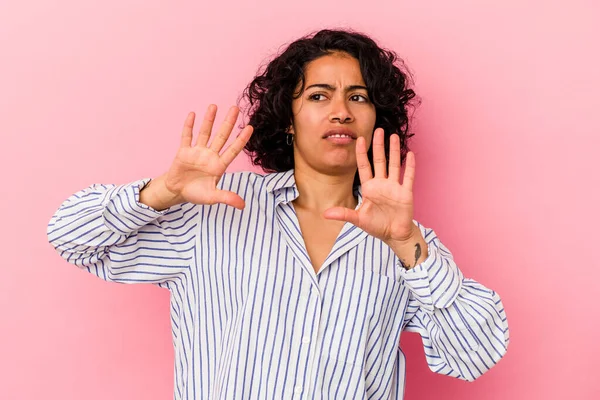 Junge Lockige Lateinamerikanische Frau Auf Rosa Hintergrund Die Jemanden Ablehnt — Stockfoto