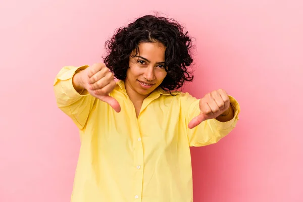 Jong Krullend Latijn Vrouw Geïsoleerd Roze Achtergrond Tonen Duim Naar — Stockfoto