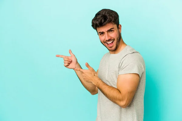 Junger Kaukasischer Mann Isoliert Auf Blauem Hintergrund Zeigt Mit Den — Stockfoto