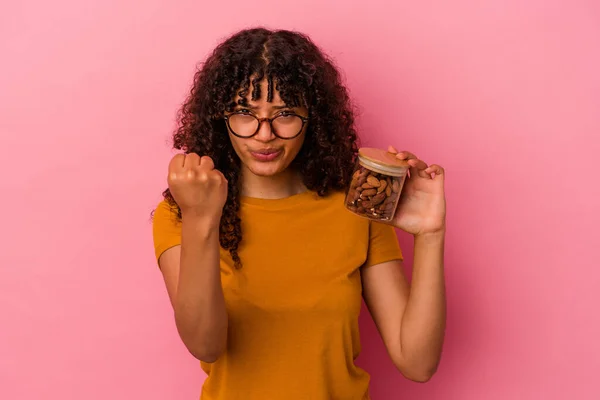 Jovem Mulher Raça Mista Segurando Frasco Amêndoa Isolado Fundo Rosa — Fotografia de Stock