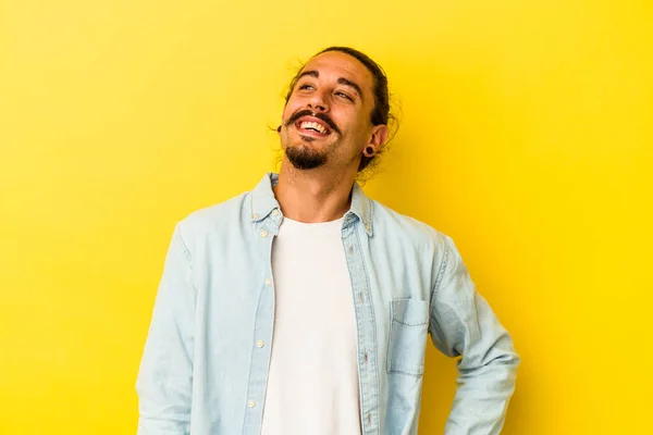 Joven Hombre Caucásico Con Pelo Largo Aislado Sobre Fondo Amarillo —  Fotos de Stock