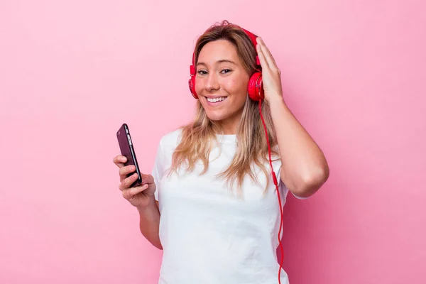 Genç Avustralyalı Kadın Pembe Arka Planda Izole Edilmiş Müzik Dinliyor — Stok fotoğraf