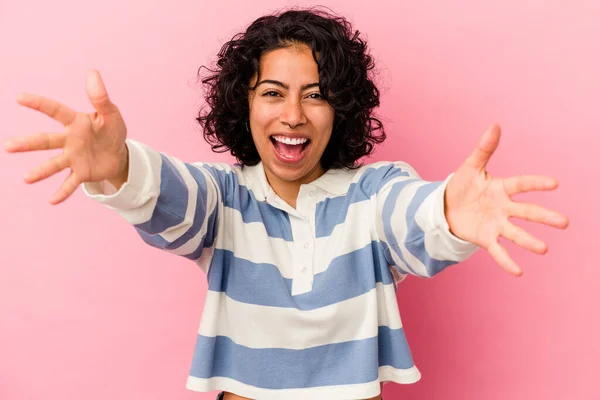 Jong Krullend Latijn Vrouw Geïsoleerd Roze Achtergrond Voelt Vertrouwen Het — Stockfoto