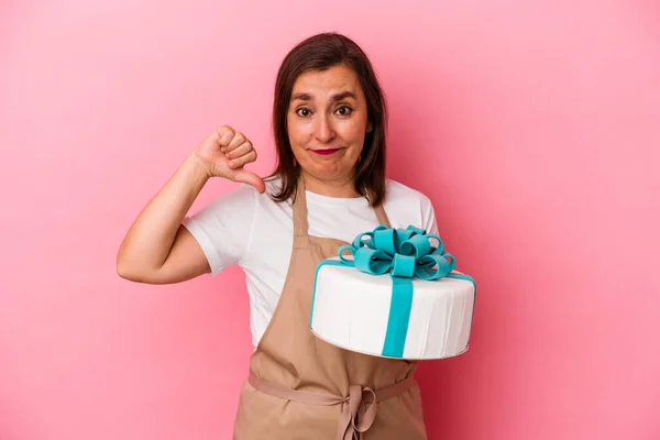 Mujer Chef Pastelería Mediana Edad Sosteniendo Pastel Aislado Sobre Fondo —  Fotos de Stock