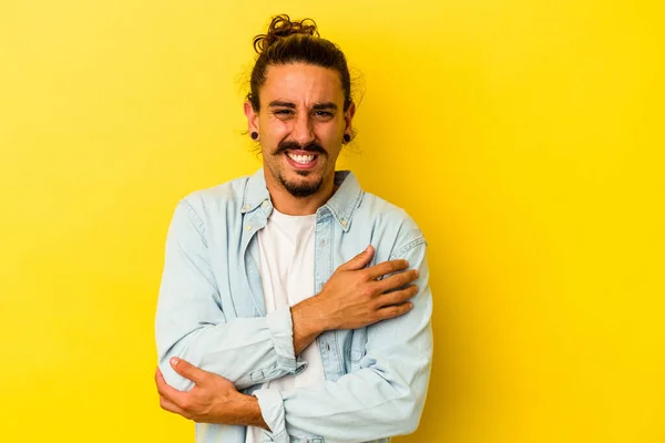 Giovane Uomo Caucasico Con Capelli Lunghi Isolati Sfondo Giallo Massaggiare — Foto Stock