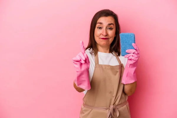 Middelbare Leeftijd Blanke Vrouw Schoonmaken Huis Geïsoleerd Roze Achtergrond Tonen — Stockfoto