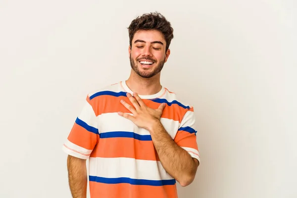 Joven Caucásico Aislado Sobre Fondo Blanco Ríe Voz Alta Manteniendo — Foto de Stock