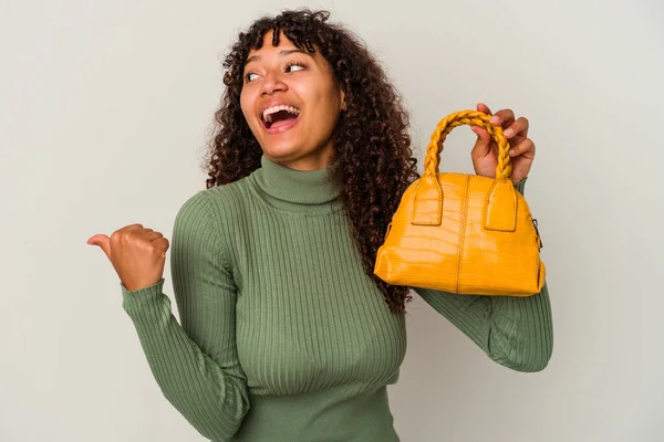 Jovem Mulher Raça Mista Segurando Uma Bolsa Isolada Pontos Fundo — Fotografia de Stock