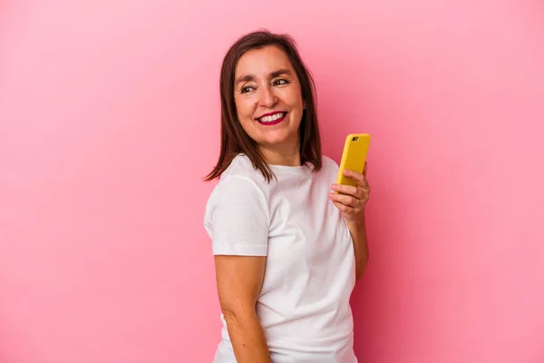 Kaukasische Frau Mittleren Alters Hält Handy Isoliert Auf Rosa Hintergrund — Stockfoto