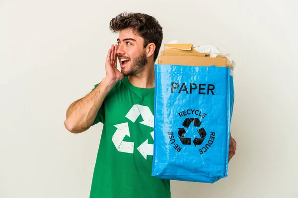 Junger Kaukasischer Mann Recycelt Pappe Isoliert Auf Weißem Hintergrund Schreit — Stockfoto