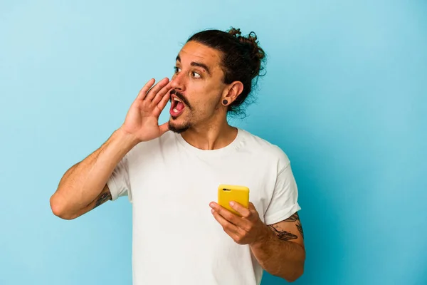 Giovane Uomo Caucasico Con Capelli Lunghi Che Tengono Telefono Cellulare — Foto Stock