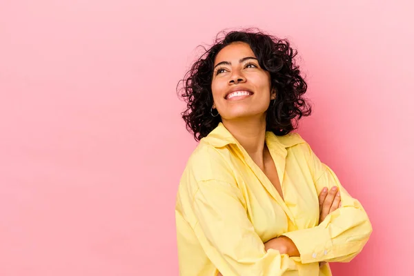 Jovem Mulher Latina Encaracolado Isolado Fundo Rosa Sorrindo Confiante Com — Fotografia de Stock