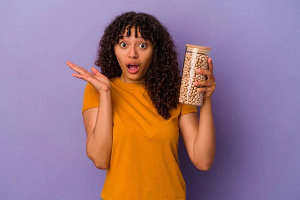 Jovem Brasileira Segurando Uma Garrafa Grão Bico Isolada Fundo Roxo — Fotografia de Stock